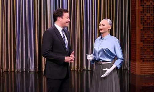 Robot Sophia (bìa phải) trò chuyện với MC Jimmy Fallon trong một chương trình truyền hình. Ảnh: Newswire.