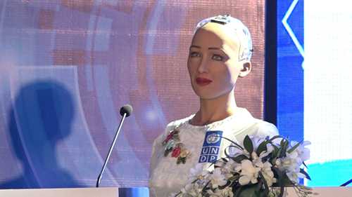 Robot Sophia mặc áo dài trắng giao lưu với khán giả Việt Nam về 4.0. Ảnh: Lộc Chung.