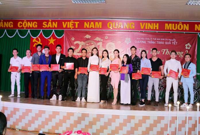 Hoa Hậu Chi Nguyễn trao thư cảm ơn cho anh chị em nghệ sỹ tham dự chương trình