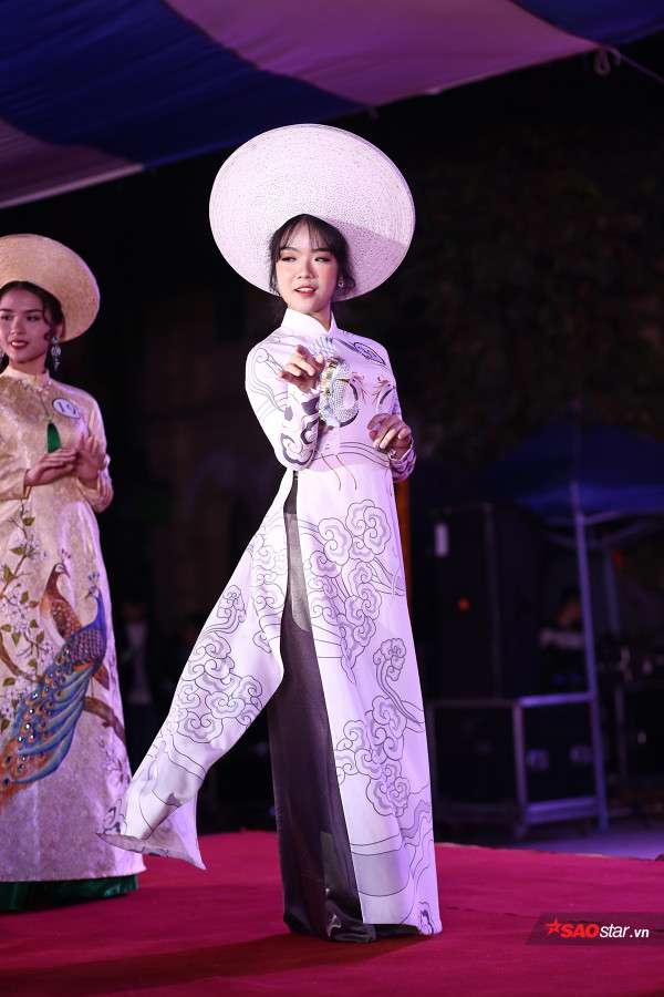 Quán quân Đặng Tú Ngọc cũng sở hữu những bước catwalk uyển chuyển không thua kém người mẫu chuyên nghiệp