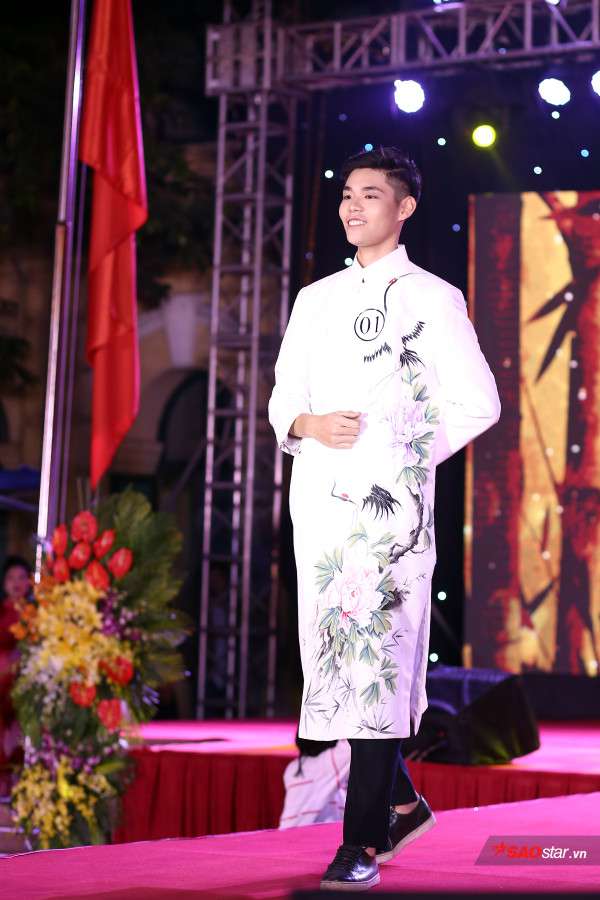 Sở hữu chiều cao đáng nể, Nguyễn Lê Minh Dũng xuất hiện vô cùng lịch lãm trong trang phục áo dài hiện đại