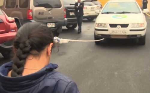 Karine Sargsyan đang sử dụng mái tóc của mình để kéo chiếc xe nặng gần 2 tấn