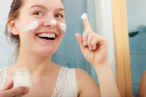 Dùng một lớp kem dưỡng ẩm mỏng nhẹ trước khi trang điểm để bảo vệ da và hạn chế da tiết quá nhiều dầu.