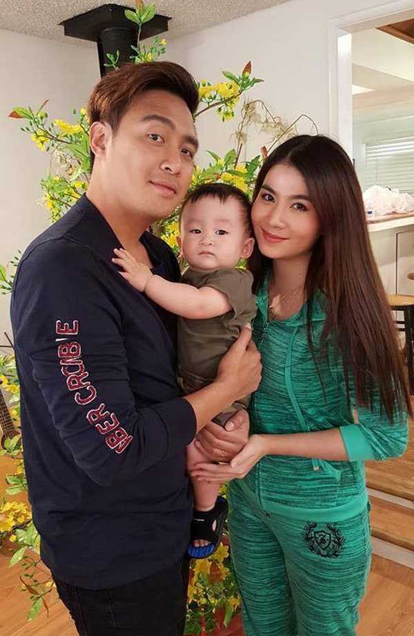 Vợ chồng Kha Ly - Thanh Duy chụp ảnh cùng con trai đầu lòng của Xuân Mai tại Mỹ.