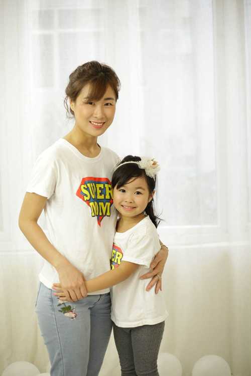 Chị Nguyễn Hồng và cô con gái nhỏ.