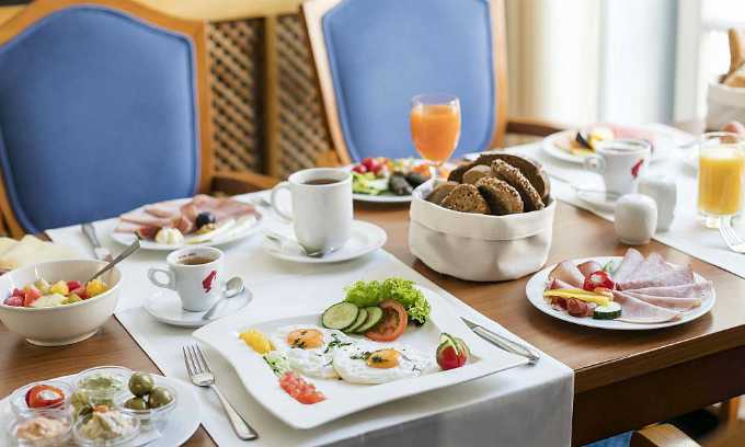 Vì sao khách sạn thường phục vụ bữa sáng miễn phí