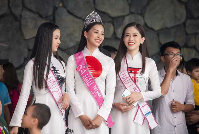 Trần Tiểu Vy diện áo dài đọ dáng với hai Á hậu - 6