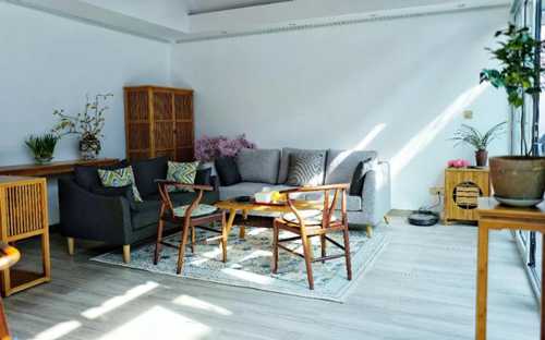 Không gian phòng khách tạo cảm giác gần gũi, ấm cúng nhờ bộ ghế sofa kết hợp bàn ghế gỗ. Những chậu cây nhỏ xinh tạo thành điểm nhấn tinh tế cho ngôi nhà.