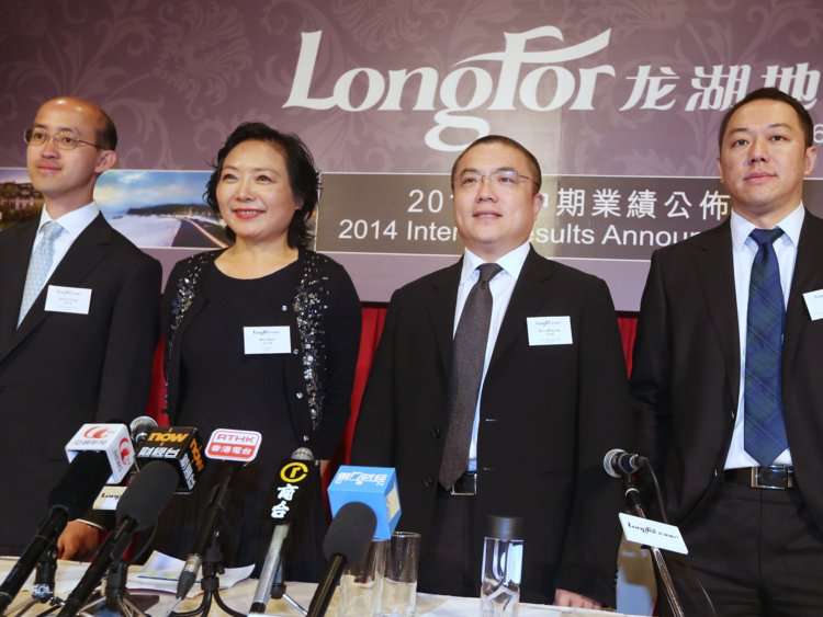 Wu là người đồng sáng lập của Longfor Properties, một công ty phát triển bất động sản hiện có tên là Longfor Group Holdings. Cô là CEO của công ty trong sáu năm và là chủ tịch hội đồng quản trị từ năm 2007 đến 2018.