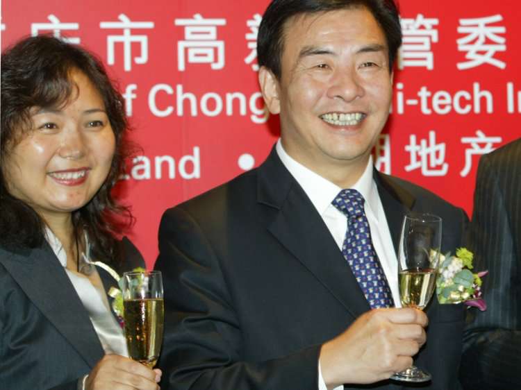 Wu giữ chức CEO từ năm 2005 đến 2011 và sau đó giữ vị trí chủ tịch. Năm 2012, cô là người phụ nữ giàu nhất Trung Quốc cho đến khi ly hôn năm đó. Cô đã mất gần 3 tỷ đô la khi chuyển khoảng 40% cổ phần của mình trong công ty cho Cai.