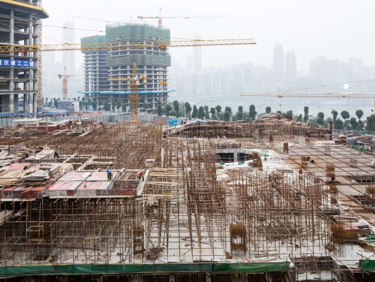 Năm 1997, Longfor đã bán dự án nhà ở đầu tiên tại thành phố quê nhà của Wu, Trùng Khánh, với giá $ 157 mỗi mét vuông, cao gấp đôi thu nhập hộ gia đình trung bình của Trung Quốc vào thời điểm đó.