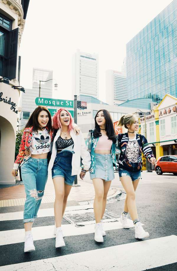 Hình ảnh các cô gái nhóm nhạc LipB trong MV Số nhọ.