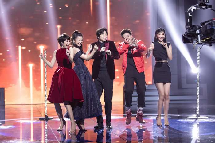 Á hậu Kiều Loan khoe khoảnh khắc vui vẻ tại hậu trường ghi hình show ca hát mà người đẹp tham gia.