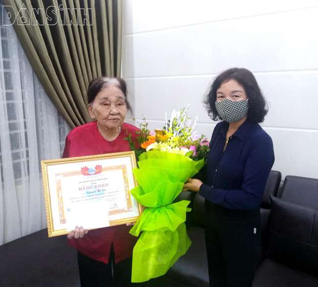 Hội LHPN Hà Tĩnh: Tặng bằng khen cho cụ bà 101 tuổi ủng hộ 2 tấn gạo chống dịch Covid-19 - Ảnh 1.