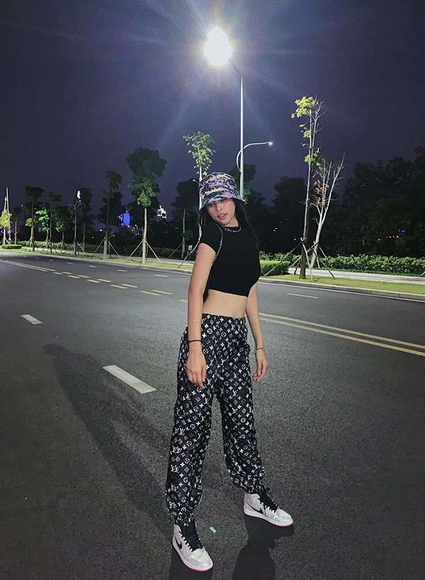Mới đây hình ảnh dạo phố buổi tối, nàng hậu Tiểu Vy vẫn trung thành với phong cách sporty với áo đen croptop mix cùng quần jogger họa tiết LV đầy năng động khoe khéo vòng 2 săn chắc