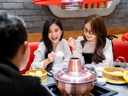 “Nếu bạn buồn, hãy tô thêm một chút son môi”