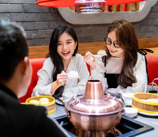 “Nếu bạn buồn, hãy tô thêm một chút son môi”