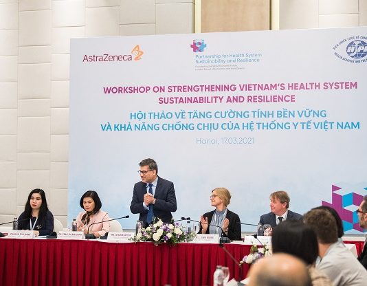 70 chuyên gia y tế trong nước và thế giới cùng bàn giải pháp nâng tính bền vững cho hệ thống y tế VN Ông Nitin Kapoor, Chủ tịch kiêm TGĐ AstraZeneca Việt Nam điều phối phiên thảo luận