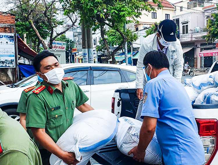 TP.HCM: Những món quà nghĩa tình ấm lòng người dân vùng phong tỏa