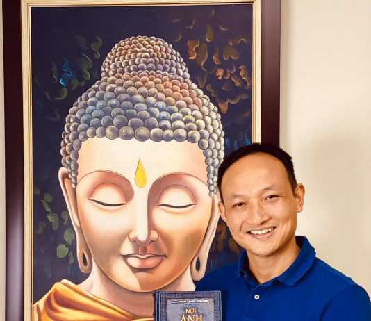 Bản sách đặc biệt “Nơi ánh sáng không bao giờ tắt” được chốt mua đấu giá 50 triệu đồng