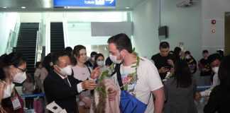 Vinpearl đã liên tiếp đón 2 đoàn khách quốc tế có “hộ chiếu vacicne” từ Uzbekistan và Nga