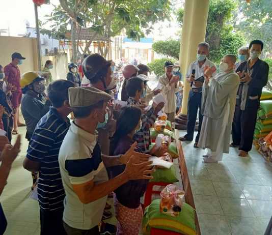 Chùa Long Hoa tặng quà người già neo đơn và các hộ có hoàn cảnh khó khăn nhân dịp mừng xuân Nhâm dần 2022