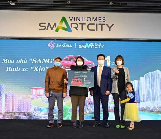 Đến sự kiện “Mua nhà sang – Rinh xe xịn”, khách hàng trúng thưởng xe xe Vinfast Fadil trị giá 425 triệu đồng