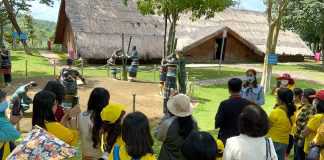 Người dân Bombo vui đón các đoàn thiện nguyện