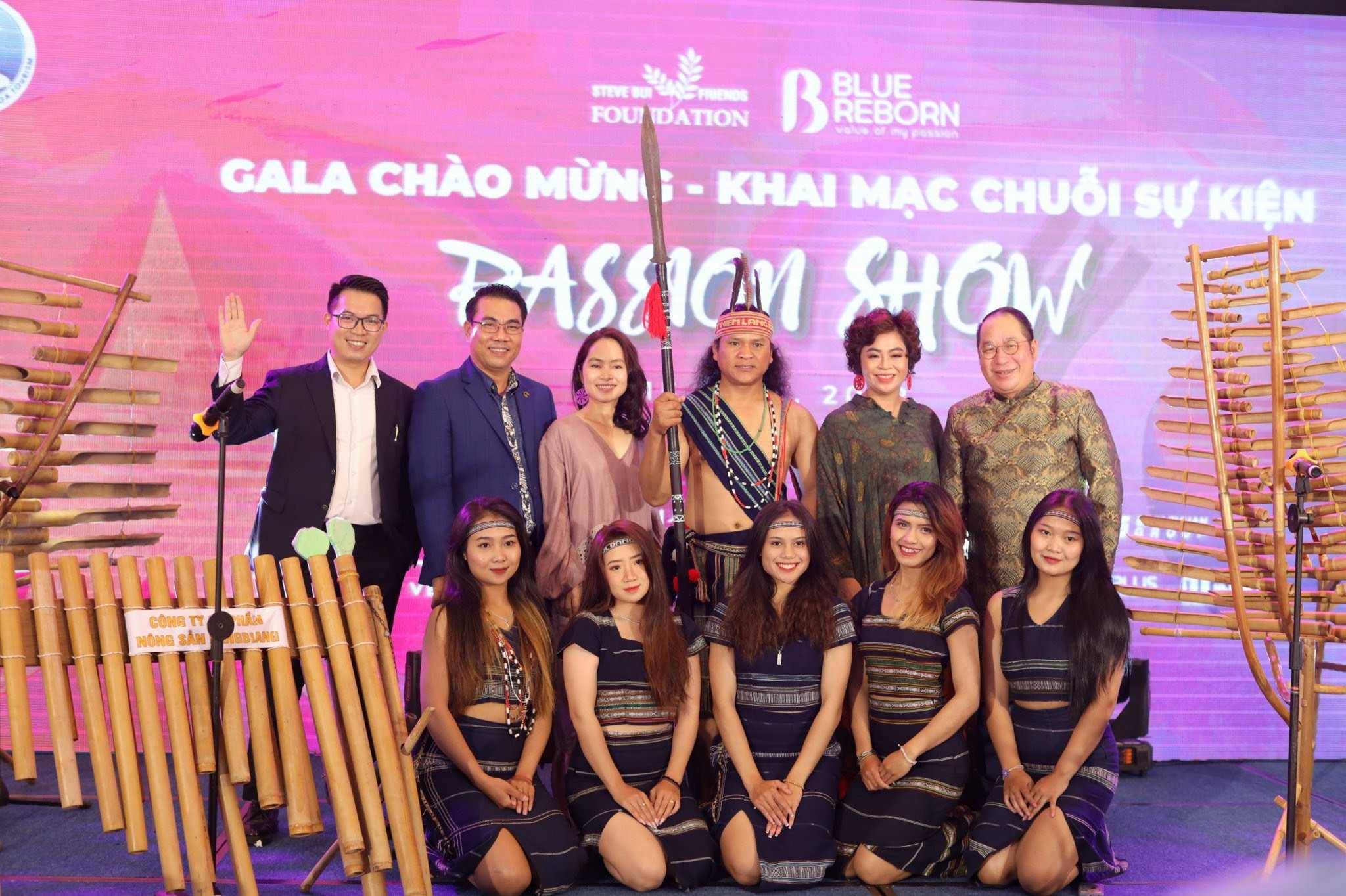 CEO Thái Thu Đào cùng dàn nghệ sỹ biểu diễn tiết mục cồng chiêng của đồng bào K’Ho