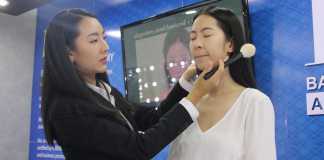 Cô Beer – Cô giáo Thái Lan với tài “múa cọ” khiến bao học trò mê mẩn