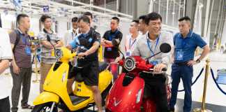 Khách hàng nô nức nhận “xe máy điện quốc dân” VinFast Evo200