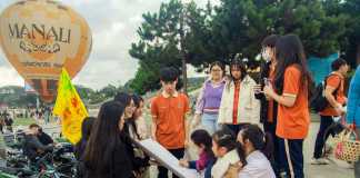 Chiến dịch kêu gọi chữ ký giúp thành phố Đà Lạt mãi xanh của học sinh TIS