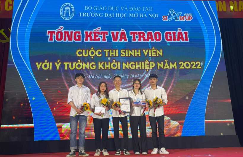 Trường ĐH Mở Hà Nội tổng kết và trao giải Cuộc thi Sinh viên với ý tưởng khởi nghiệp năm 2022. Ảnh: NTCC