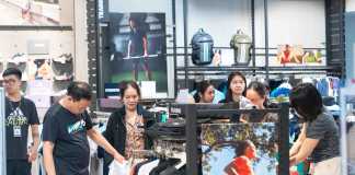 Người dân ùn ùn kéo tới TTTM vui chơi, mua sắm dịp nghỉ lễ 30/4 – 1/5