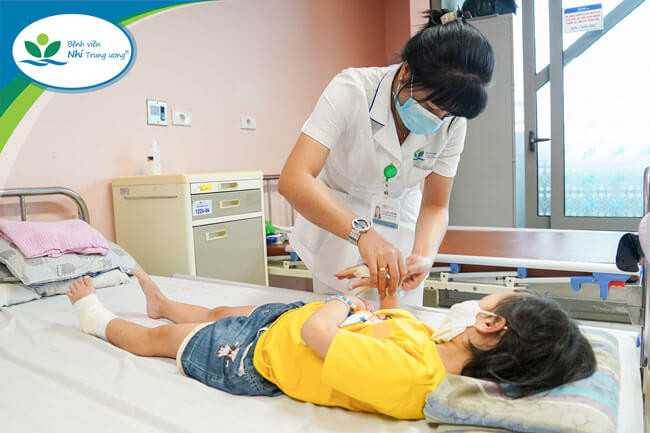 Chăm sóc trẻ chấn thương tại Bệnh viện Nhi Trung ương. (Ảnh: BVCC)