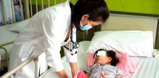 Bác sĩ FV chạy đua với thời gian để cứu đôi mắt bong võng mạc của bé 5 tuổi