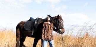 Nữ kỵ sĩ Chu Thị Hồng Anh đẹp kiêu kỳ với thời trang Jeans thêu của CHU GALLERY