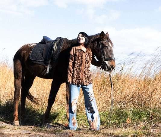 Nữ kỵ sĩ Chu Thị Hồng Anh đẹp kiêu kỳ với thời trang Jeans thêu của CHU GALLERY