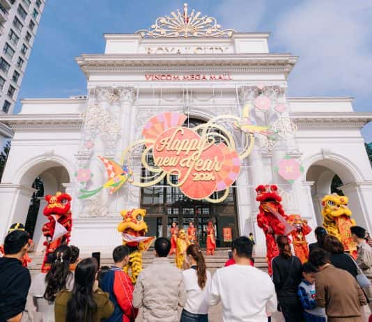 Hàng vạn người dân đổ về các TTTM Vincom khai xuân Giáp Thìn