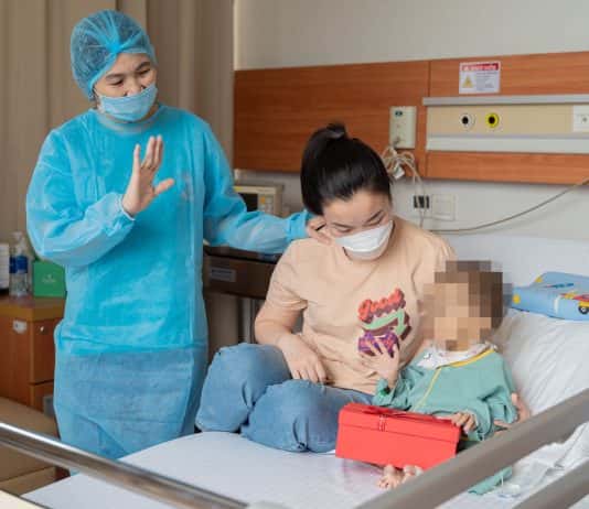 Bà hiến gan cứu sống cháu gái 2 tuổi suy gan giai đoạn cuối