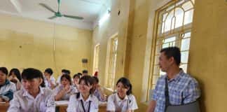 Đứng dậy sau bão lũ: NỖ LỰC ĐƯA TRÒ RA LỚP