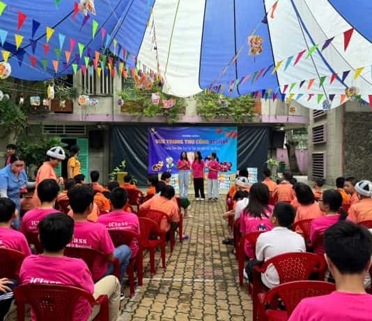 Nhóm bạn trẻ iClass mang niềm vui Trung Thu đến các em nhỏ tại Trung tâm bảo trợ trẻ em tàn tật mồ côi Thị Nghè