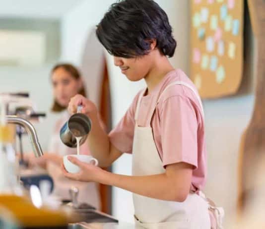 Những điều cha mẹ cân nhắc khi cho con đi làm thêm