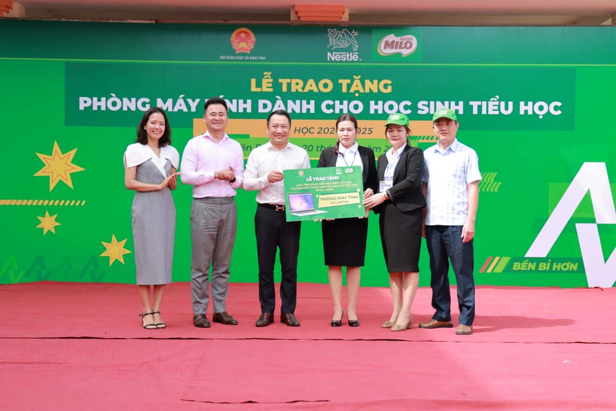 Phu nu hien dai Nestle tang phong may tinh truong pung luong 02