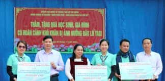 Đoàn văn nghệ sĩ TPHCM tặng quà hỗ trợ người dân làng Nủ, tỉnh Lào Cai