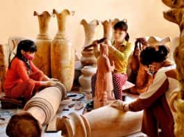 Vì sao người trẻ không mặn mà với nghề truyền thống?
