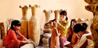 Vì sao người trẻ không mặn mà với nghề truyền thống?