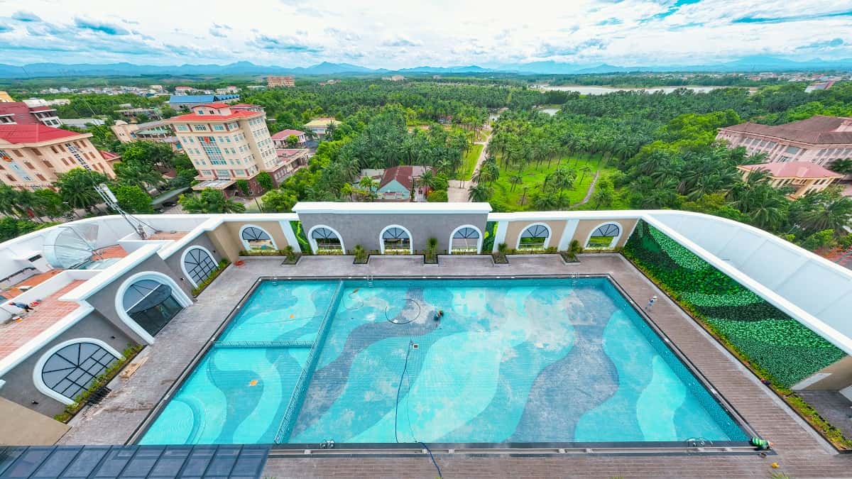 Phu nu hien dai Vincom Shophouse Royal Park 01