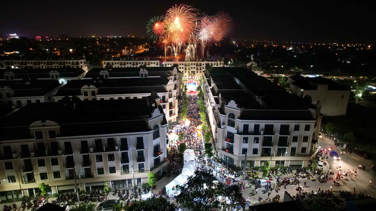 Phu nu hien dai Vincom Shophouse Royal Park 03