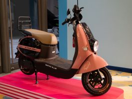 Nữ sinh gen Z mê mẩn xe máy điện VinFast Motio với loạt màu sắc cá tính, dáng sành điệu
